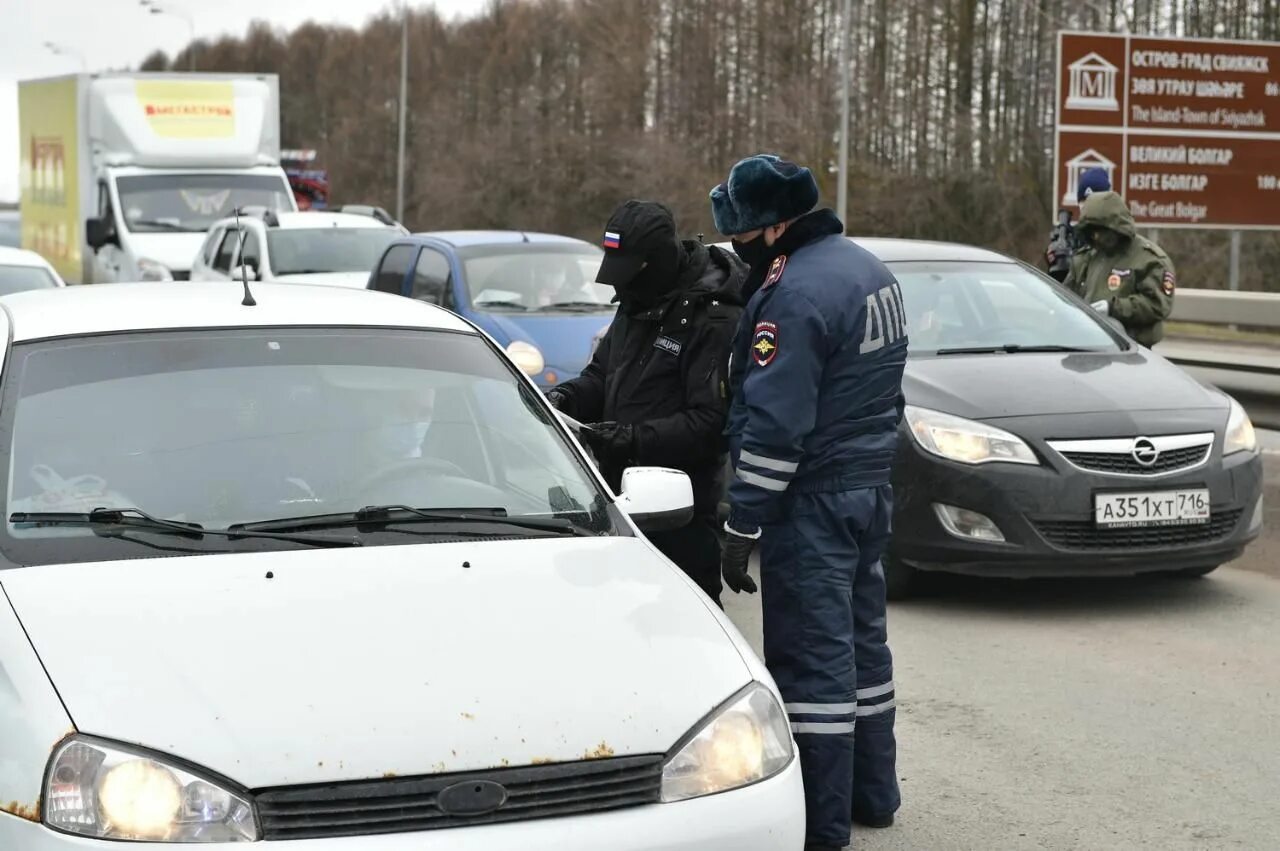 Новости татарстана в контакте. Новости Татарстана сегодня. Полицейский выписывает предупреждение. Последние новости по Татарстану. Новости Татарстана коронавирус0.