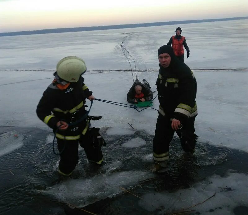 Спасательная доска зимой. Рыбалка на Лукомльском озере в Витебской области. Утонул 8 лет