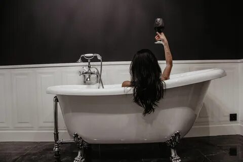Девушка в ванной с бокалом вина Bathtub Photography, Budoir Photography, Ba...