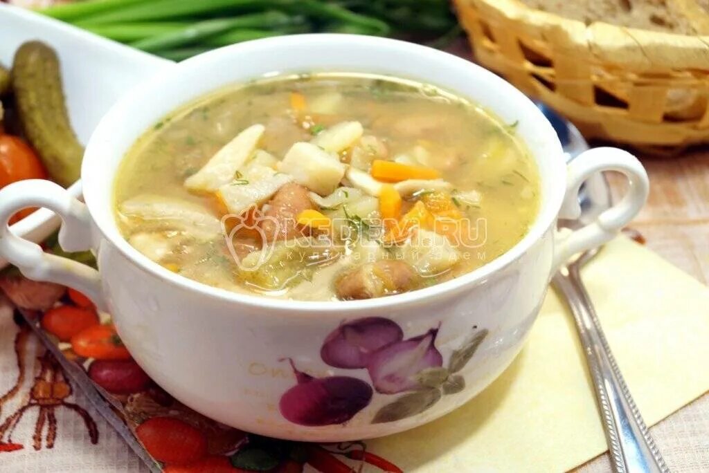 Постные первые блюда в пост. Суп фасолевый с грибами. Суп с фасолью и грибами. Постный грибной суп. Суп грибной с фасолью.