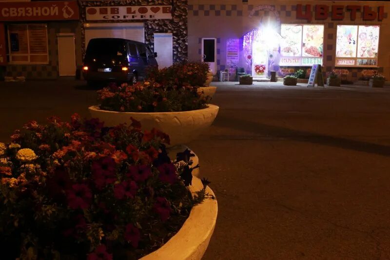 Горловка ночью. Горловка вокзал. Ночной шахтерск донецкая область. Богоявленский кафедральный собор горловка. Горловка собор ночью.