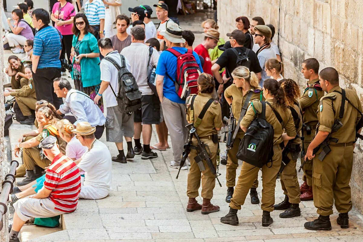 Американцы в израиле. Люди на улице Israel Covid 19. ЦАХАЛ Иерусалим. Израильтяне на улицах. Израильские солдаты в городе.