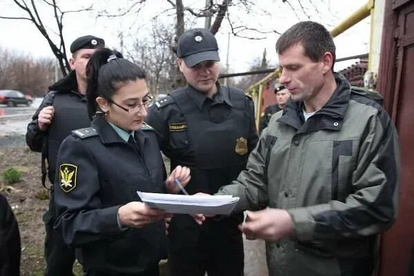 Пришли приставы форум. Пристав описывает имущество. ФССП арест имущества. Приставы изымают имущество. Судебные приставы описывают имущество.