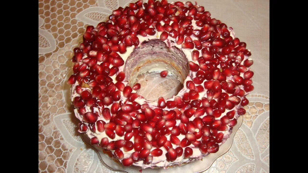 Салат гранатовый браслет с курицей. Салат с гранатом. Гранатовый браслет, делюкс. Салат браслет гранатовый с грецким орехом. Гранатовый салат.