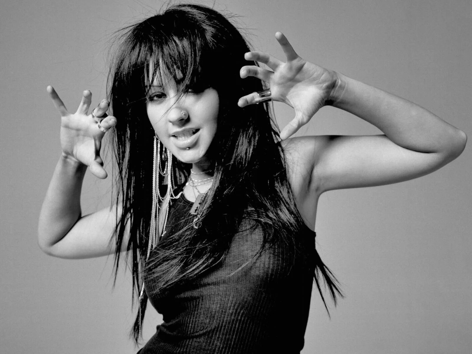 Агилера песни слушать. Кристина саундтрек. Певица нина брюнетка. Певица брюнетка русская. Кристина агилера feet.