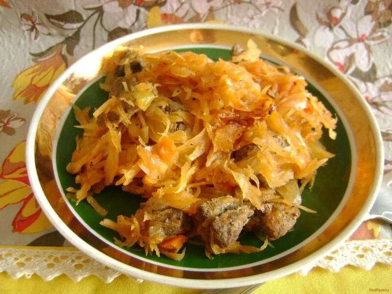 Капуста тушеная с печенью. Капуста с печенью. Капуста с печенью куриной. Печень с капустой. Печень с капустой тушеная.