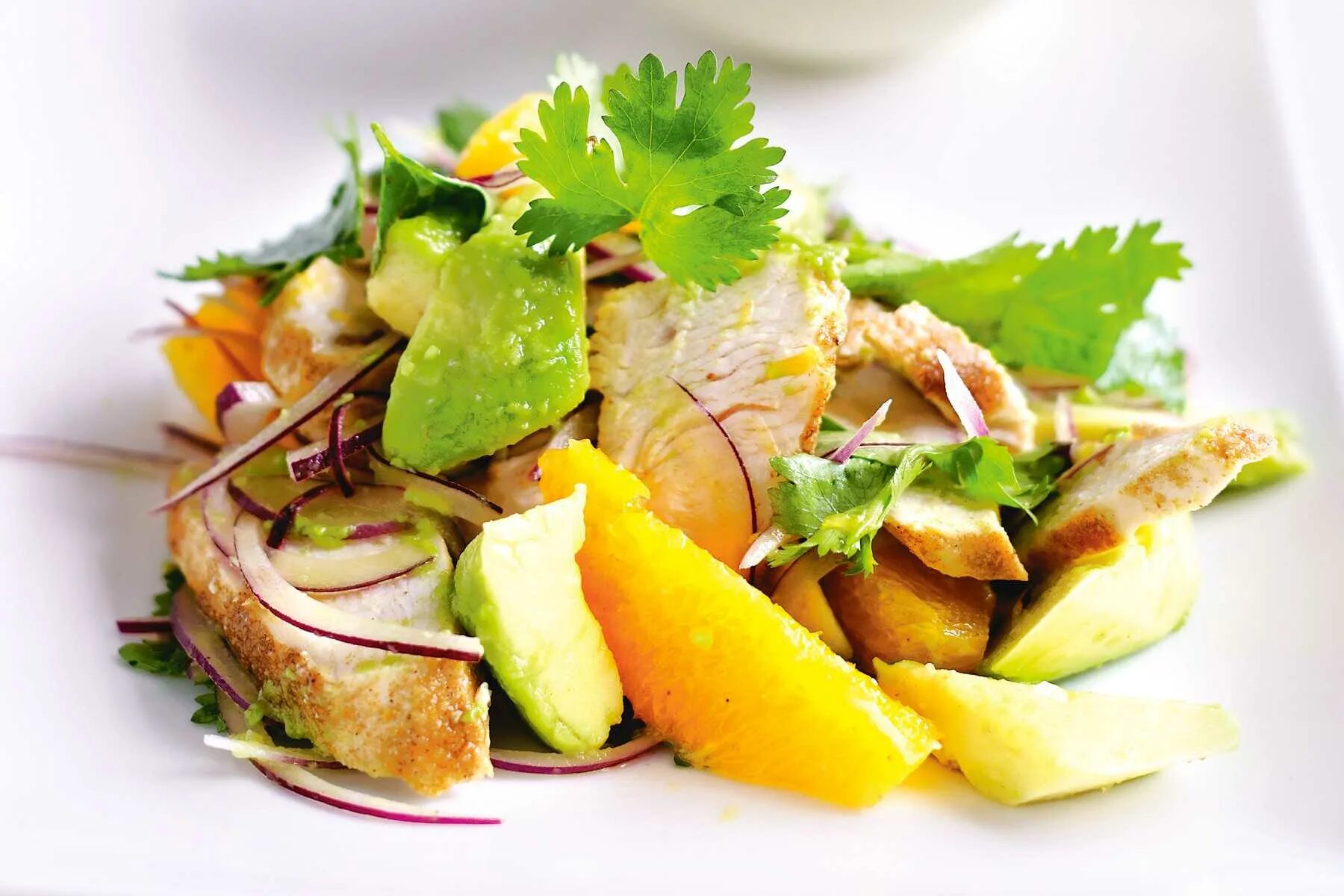 Салат с курицей апельсинами и сыром фета. Салат с авокадо и апельсином. Салат с грейпфрутом. Салат из курицы с апельсином. Салат с мандаринами.