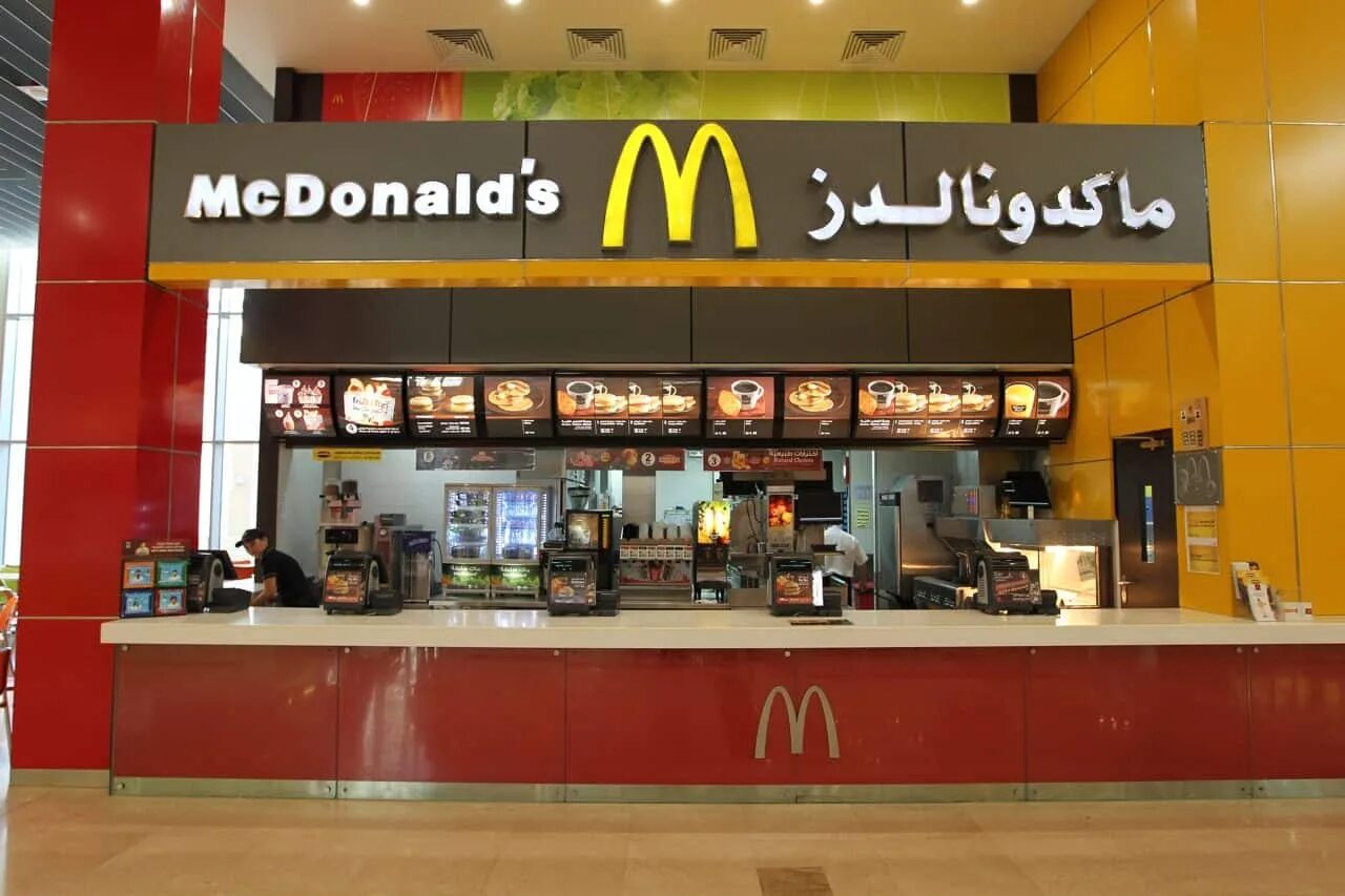 Дубайский макдональдс. Mcdonald s dubai. Mcdonald s dubai. Макдональдс в дубай молле. Работа в макдоналдс.