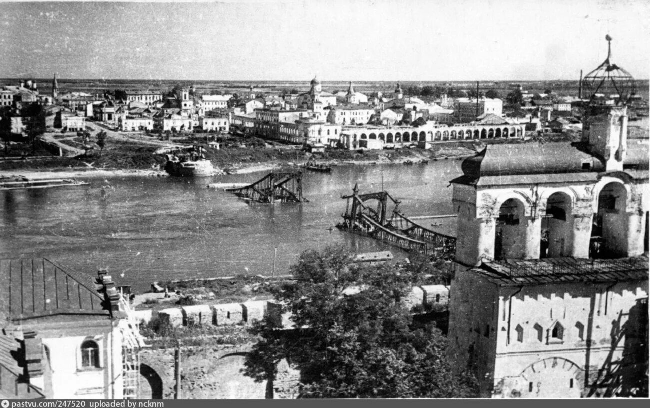 Новгород 1944 год. Великий мост Великий Новгород 1941. Великий Новгород во время войны. Великий Новгород после войны.