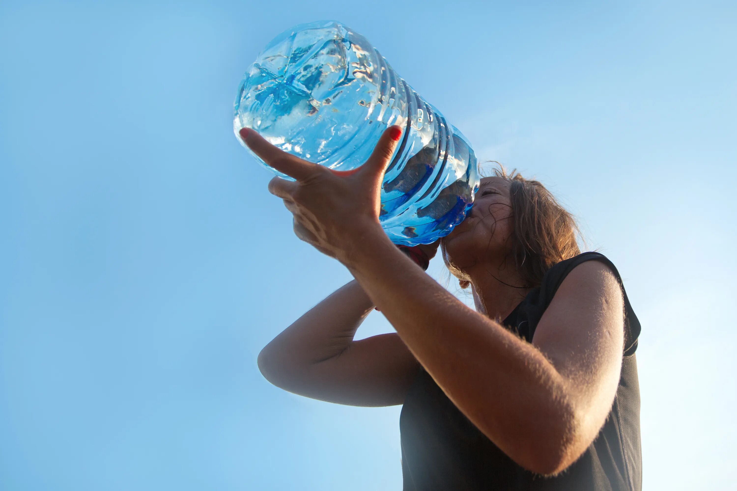 Много воды. Очень много воды. Огромная бутылка воды. Пить воду. Приходит пить воду