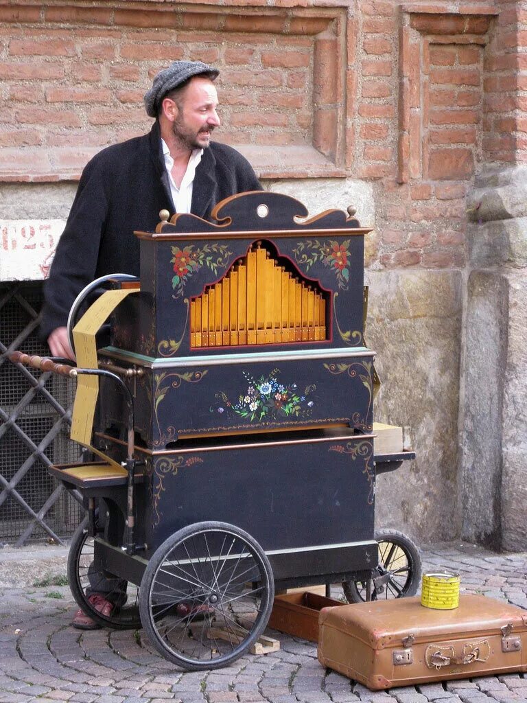 Шарманка 17 века италия. Что такое шарманка. Organ grinder — шарманщик. Шарманка детская игрушка. Шарманка музыкальный инструмент старинная.