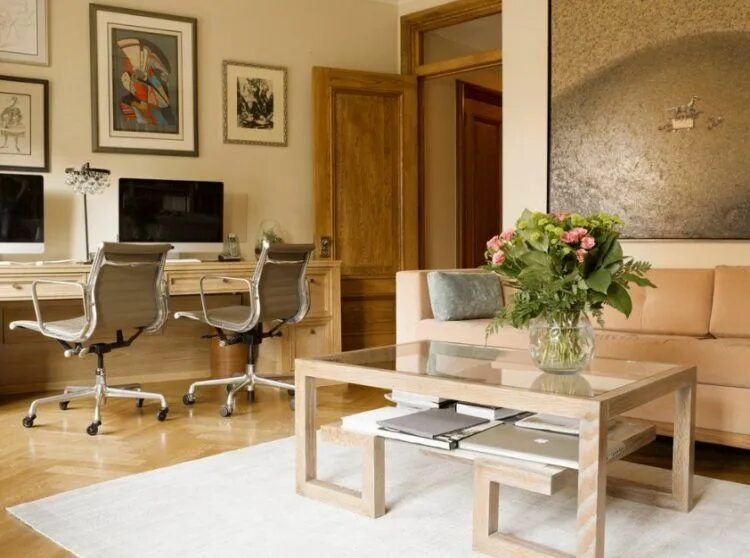 The to live on a table. Фон интерьер стол. Девушка на обеденном столе. Стол на полу. Семья за столом.