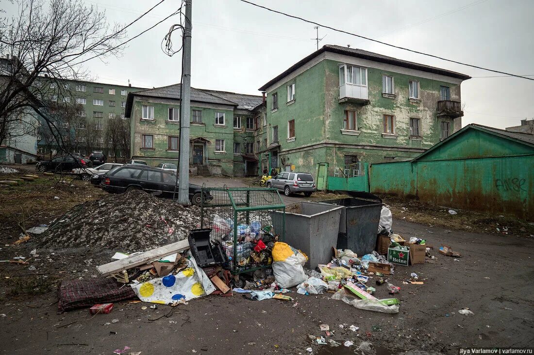 Самые худшие города россии. Варламов Мурманск Проклятый город. Мурманск Варламов. Грязный Мурманск. Мурманск трущобы.