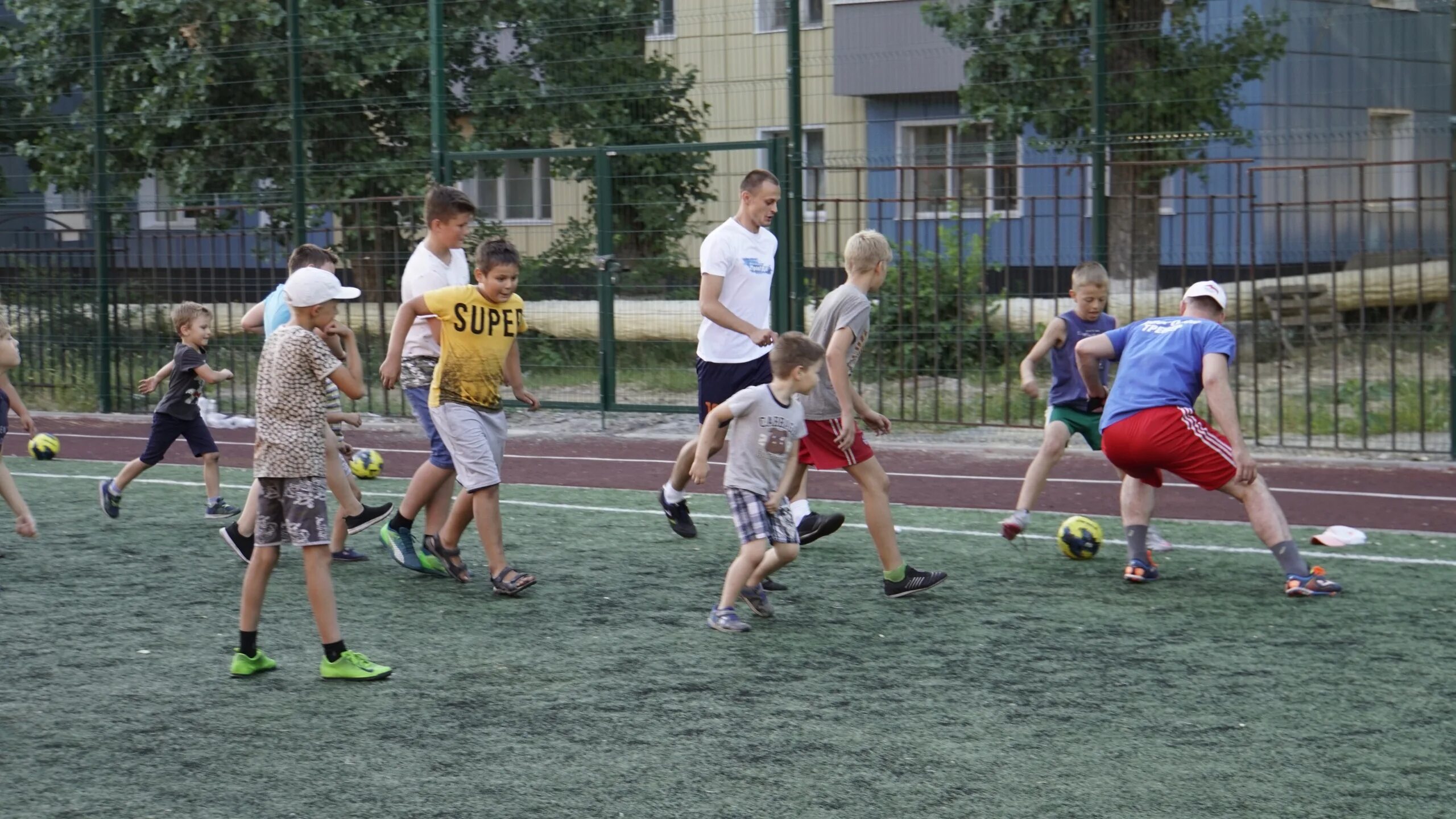 Дворовый футбол. Мальчики играют в футбол во дворе. Проект дворовый футбол. 2000 Год дворовый футбол. Коля играл в футбол