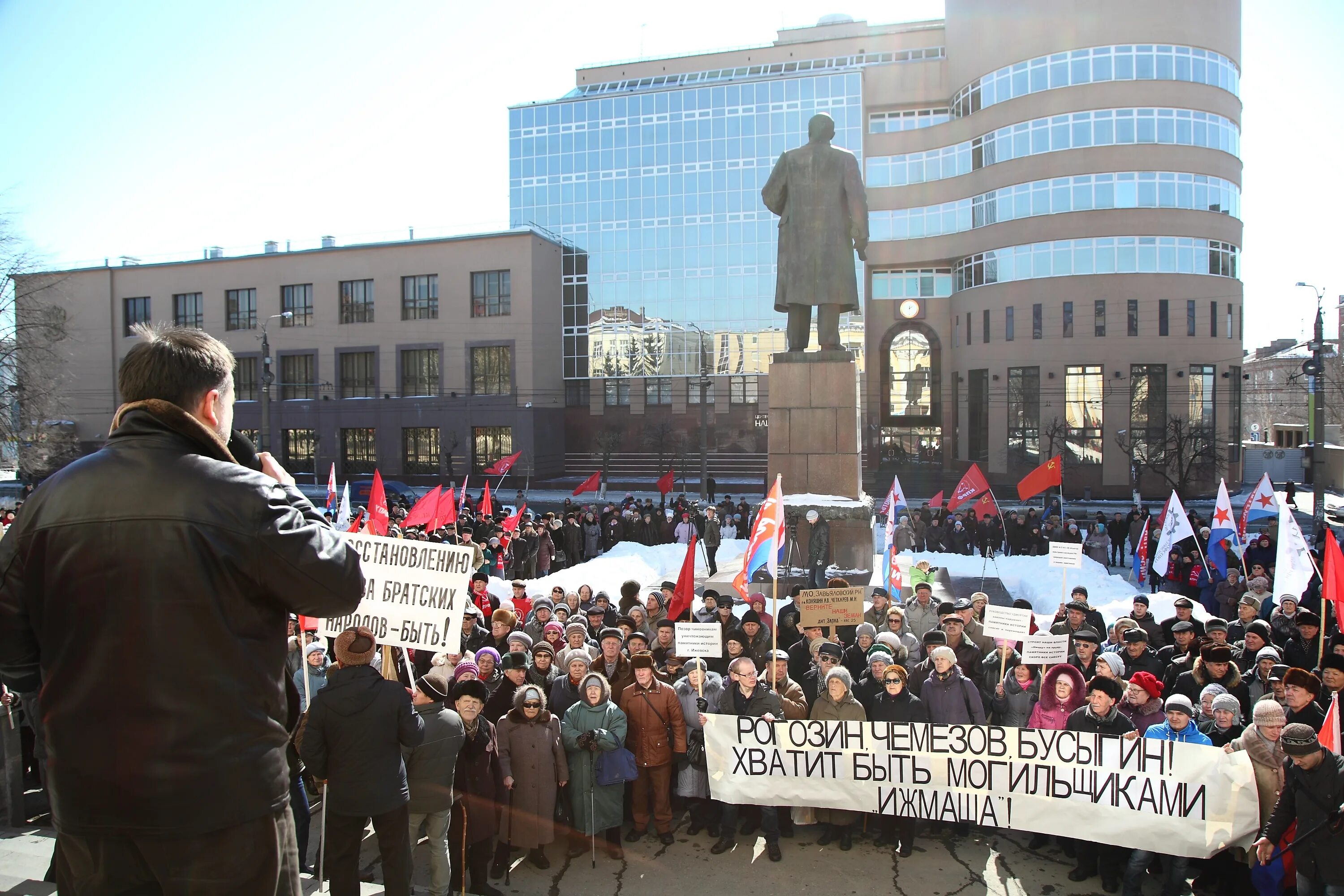 Илья яшин зима. Либерасты макаревич. Болотная площадь 1991 митинг. Лубянка фсб зал. Оппозиция кпрф.