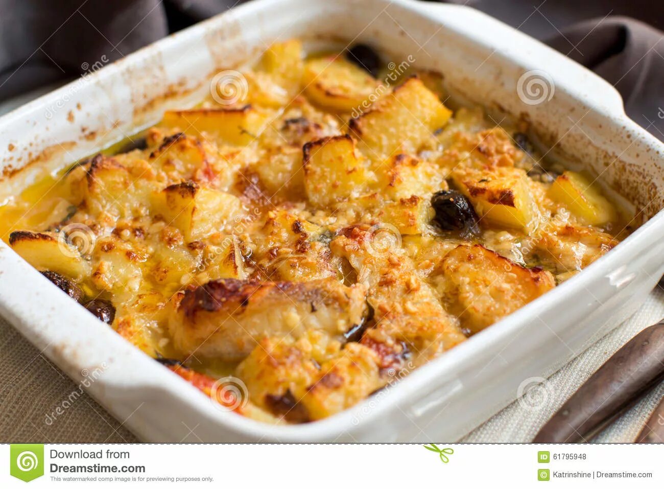 Картофельная запеканка с рыбой. Рыбная запеканка в духовке с картофелем. Картофельная запеканка с рыбой в духовке. Запеканка из рыбного фарша в духовке. Постная картофельная запеканка.