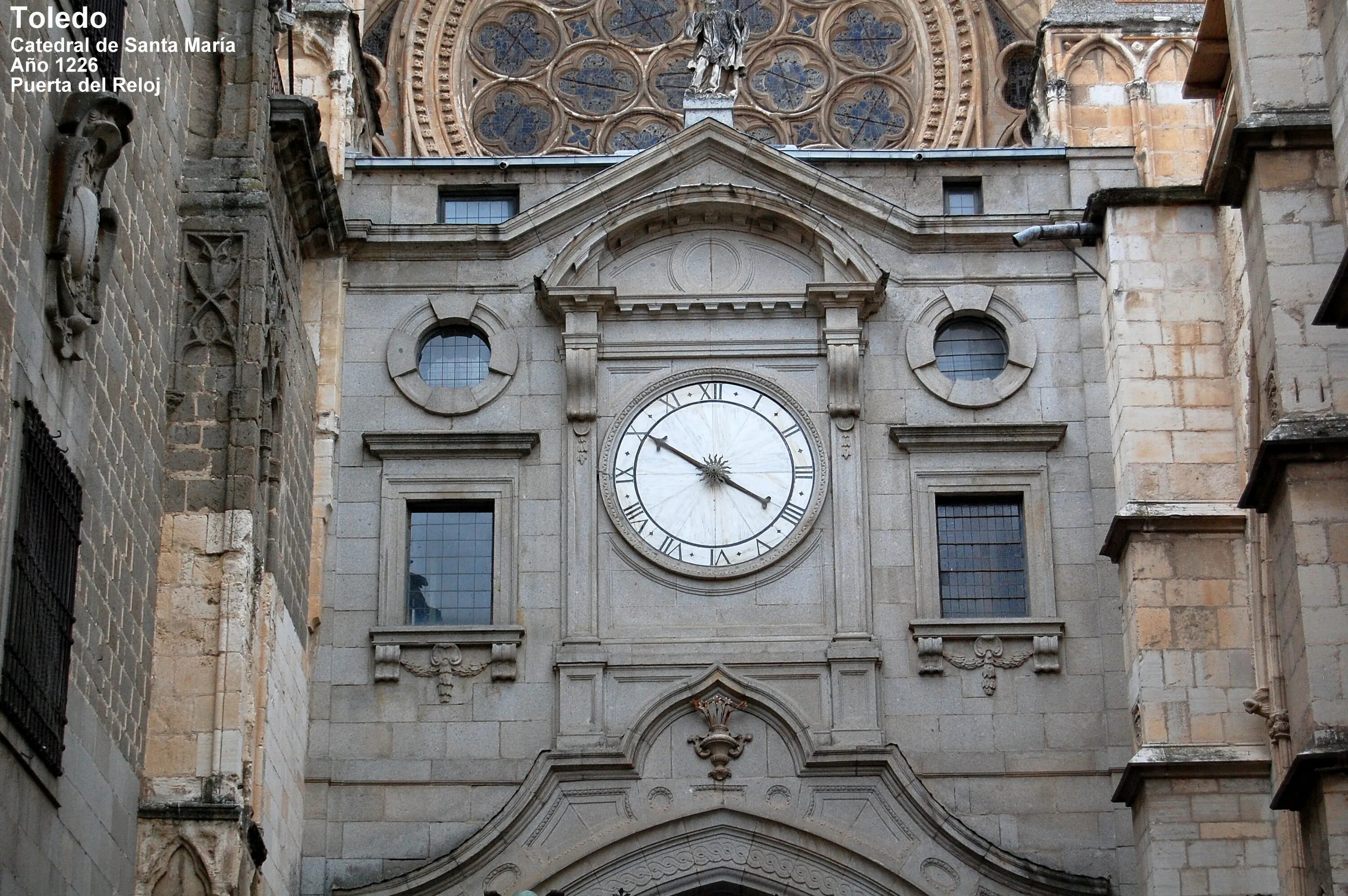 Ворота часы. Ворота часы. Архитектурные часы. Уличные часы. Ворота часы.