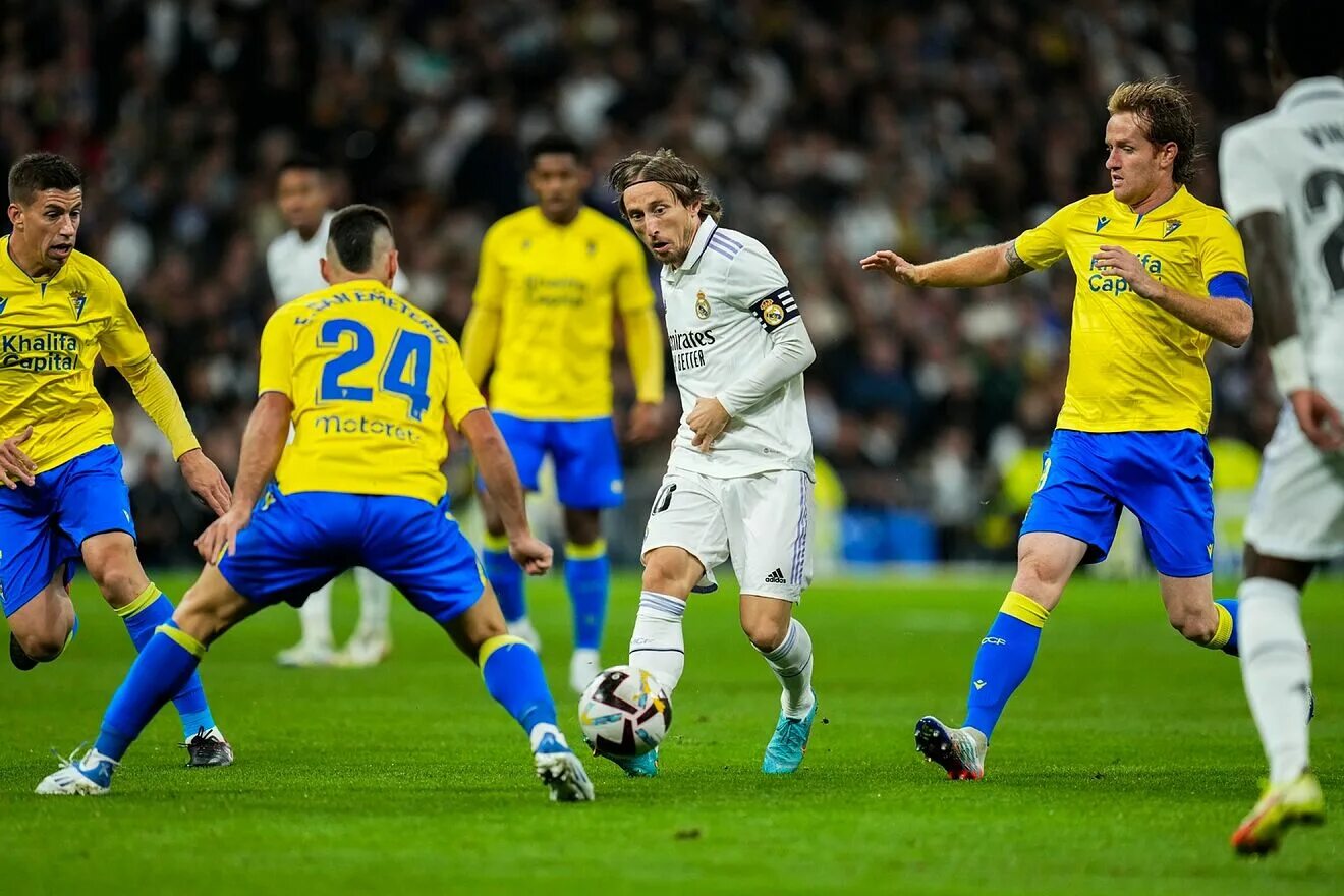 Испания футбол. Кадис матчи. Ферран торрес барселона 2022. Сантьяго арсамендия. Алавес кадис.