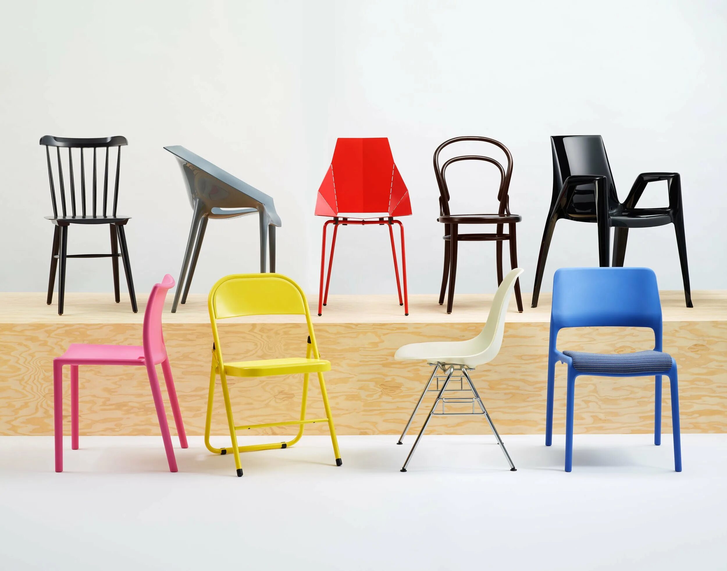 Четверо стульев. Дизайнерские стулья. Современные стулья. Яркие стулья. Модные стулья.