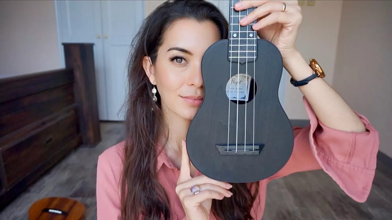 Девочка играет на укулеле. Амина с укулеле. девушка с укулеле. фотосессия с укулеле. фотосессия с укулеле девушка.