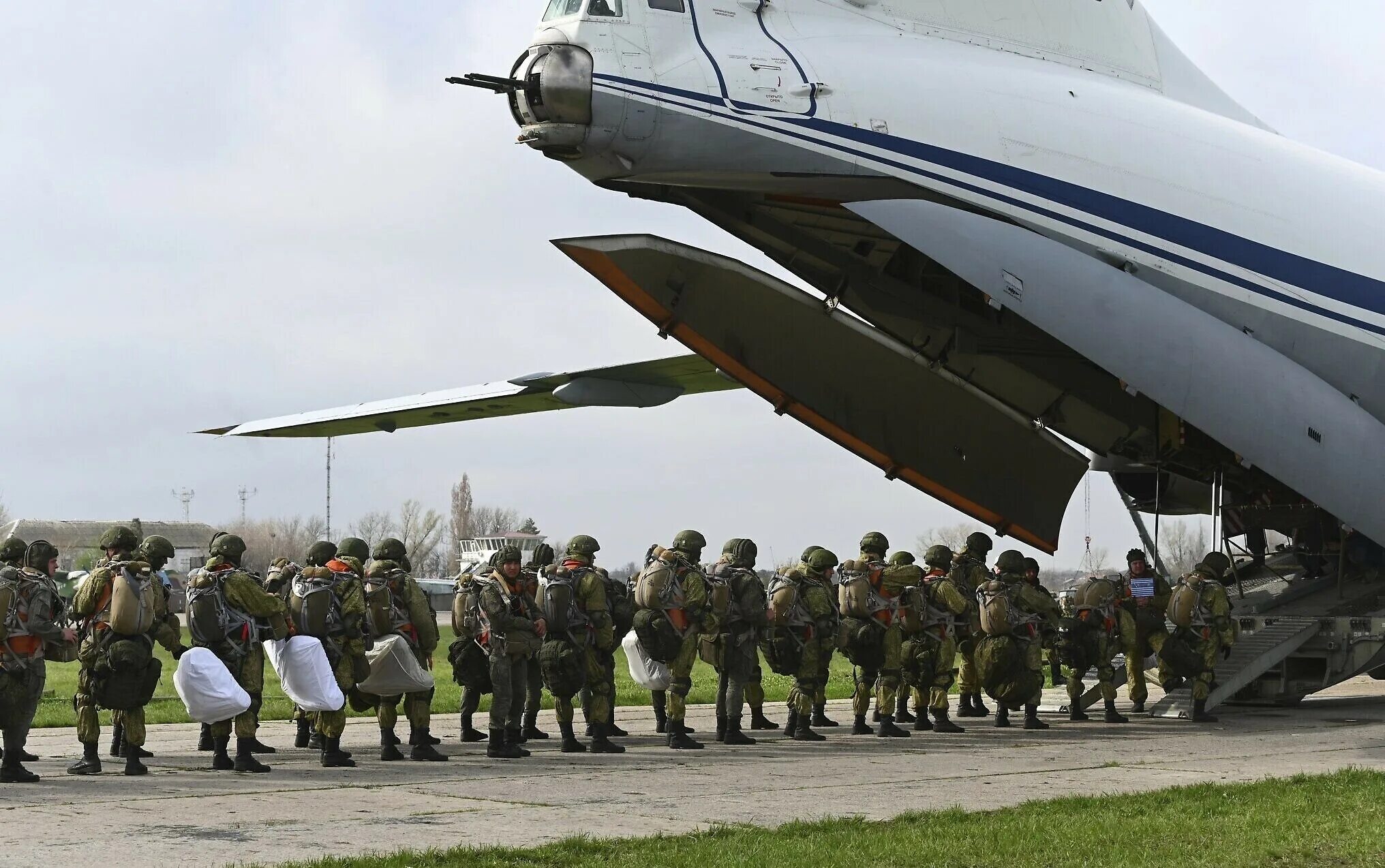 Воздушное нападение. Российские военные в Украине штурм. Войска отводят от границ с Украиной. Авиадесантный полк НАТО.