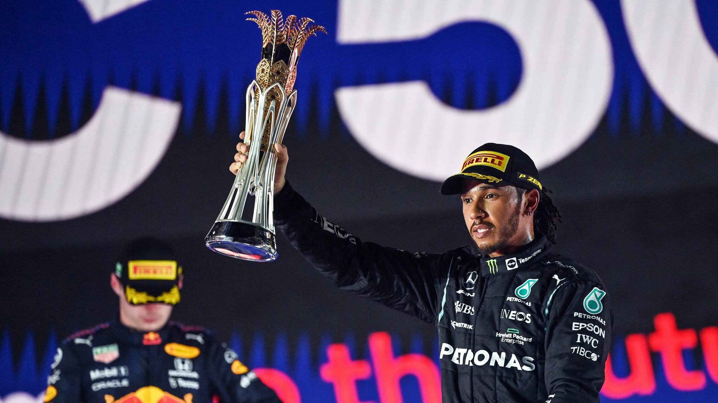 F1 саудовская аравия. Льюис Хэмилтон с Кубком. Трасса Саудовской Аравии формула 1. Гонка в Джидде формула 1. Lewis Hamilton with Trophy.