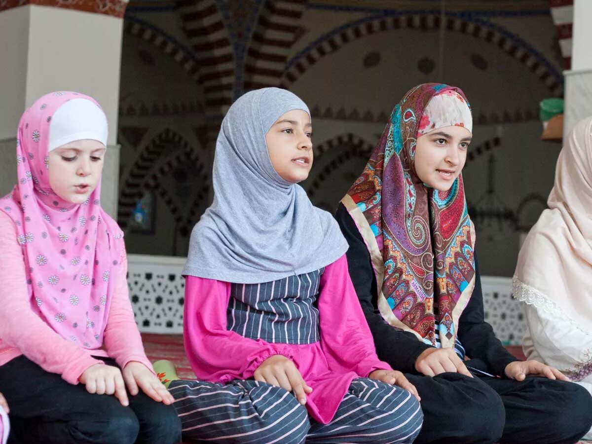 Дети мусульмане. Мусульманки подростки. Мусульманка с ребенком. Подростки девочки мусульман.