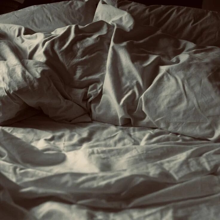 Разобранная постель. Смятая постель. Белая смятая постель. Мятая кровать. Скомканная кровать.