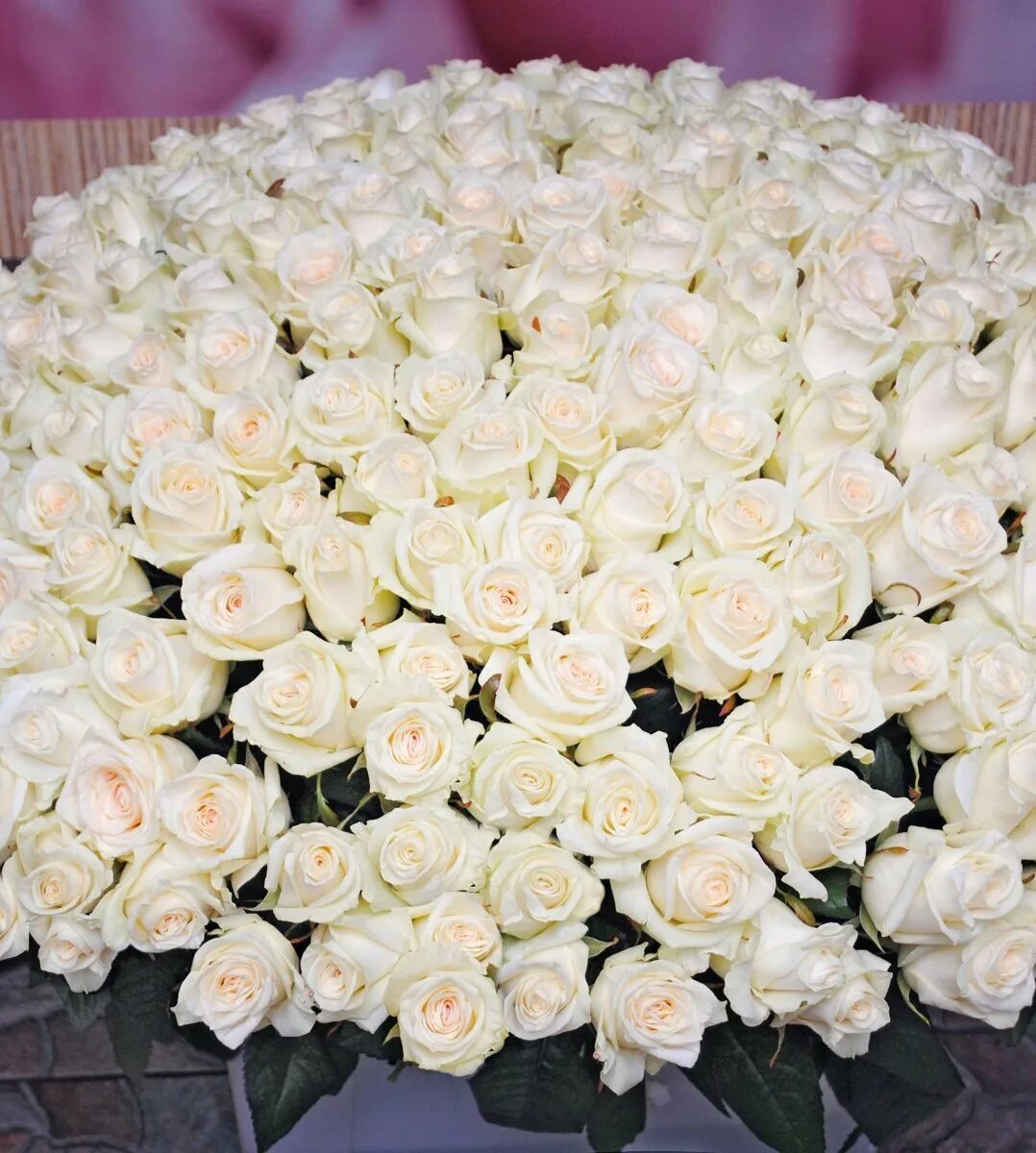 Розы белые низкие. Огромный букет цветов. Шикарный букет роз. Красивые большие букеты. Большие букеты роз.