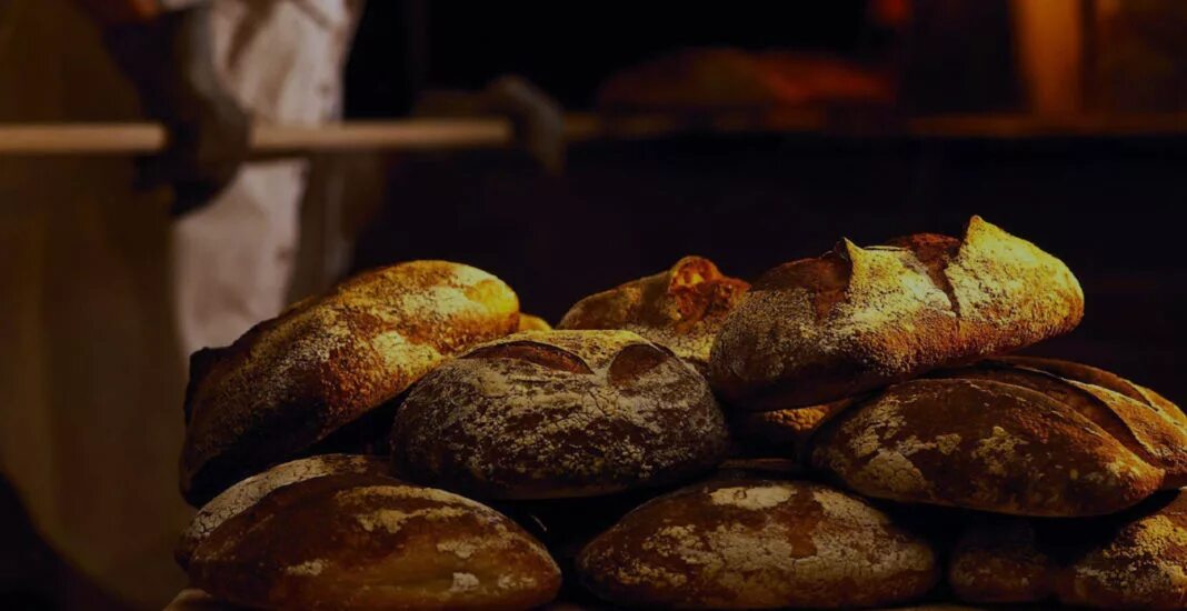 Свежеиспеченный. Печь для выпечки хлеба. Пекарня на Руси. Древняя пекарня. Хлеб в печи.