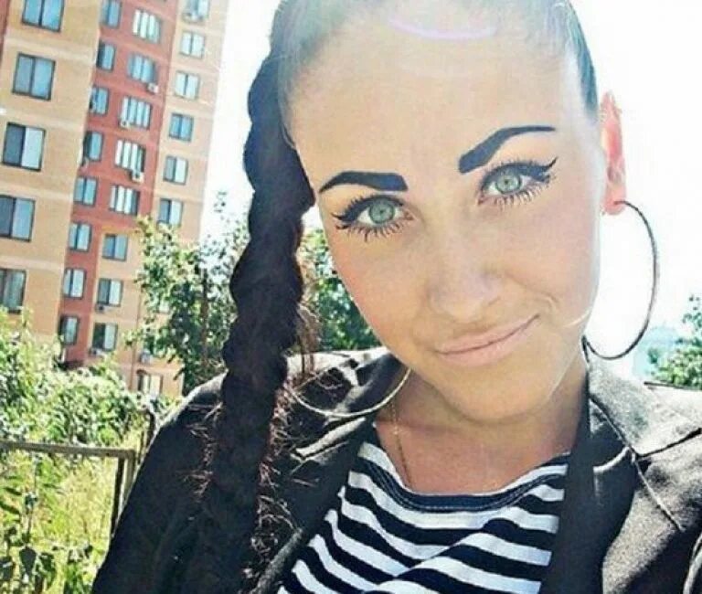 Ужасные брови у девушек. Девушка с большими бровями. Нелепые брови. Смешные брови у девушек. Смешные брови у девушек.