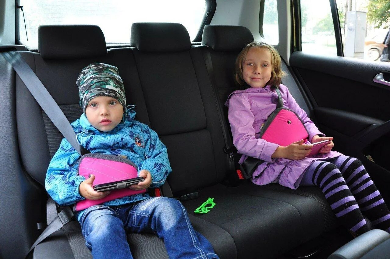 Правила перевозки детей 2024 в легковом автомобиле. Детское кресло в машину. Кресло для детей в машину. Перевозка детей в кресле. Удерживающее кресло для детей в автомобиле.