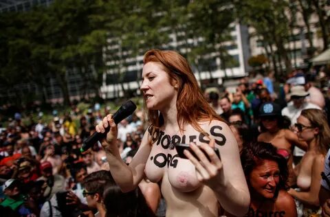 Parade Boobs (67 photos) .