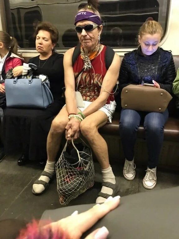 смех в метро актер. мужик смеется в метро. смешные люди в метро. автобус смеха. кто был в метро тот в цирке не смеется 35 фото.