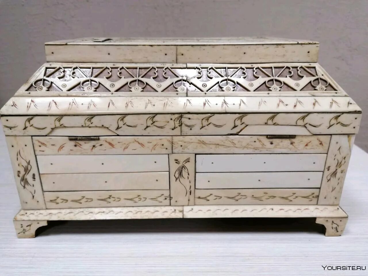 Костный ларец. Холмогорская резьба по кости. Холмогоры резьба по кости 19 век. Ларец из кости 12 век византия. Костяные ларцы 18 века.