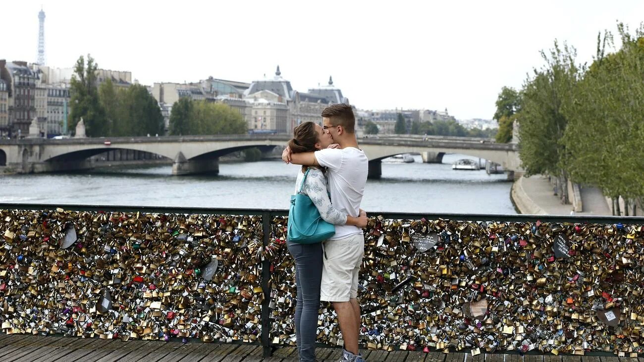 Мост искусств в Париже. Мост с замочками в Париже. Мост любви в Париже. Мост влюблённых, Франция.