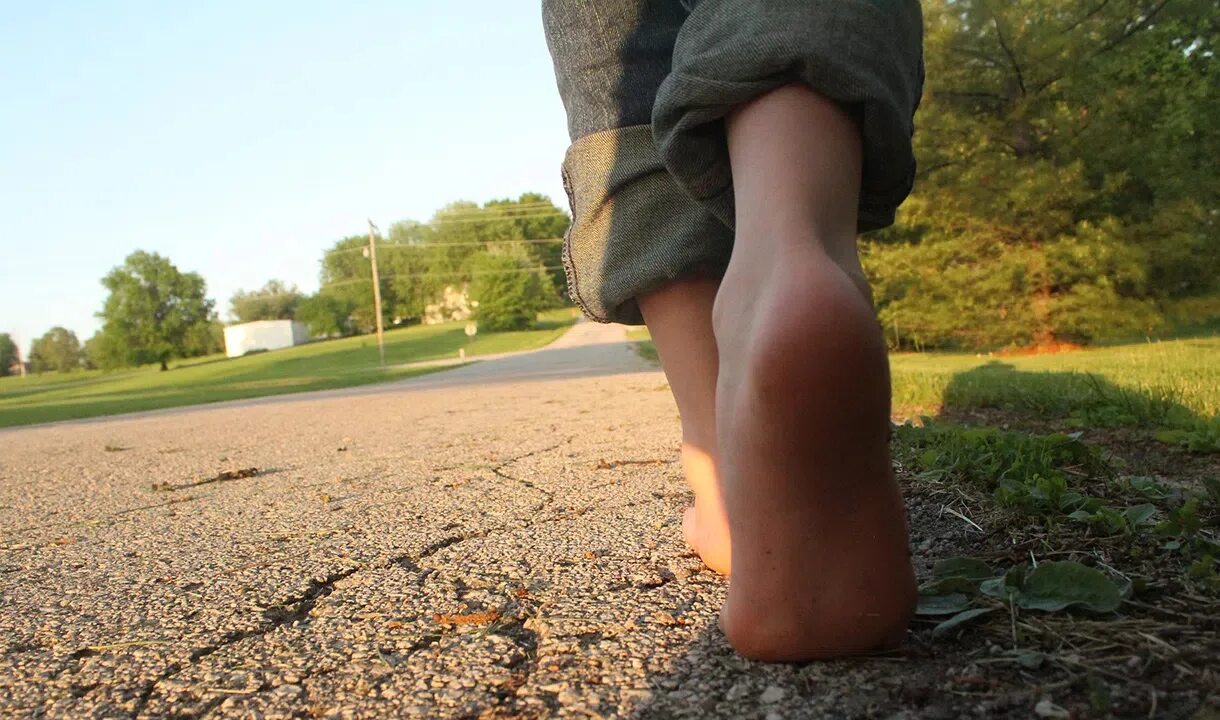 Наступила босыми. Босые стопы гимнасток. Босые женщины. Резиновые сапоги босые ноги. Женщина на цыпочках.