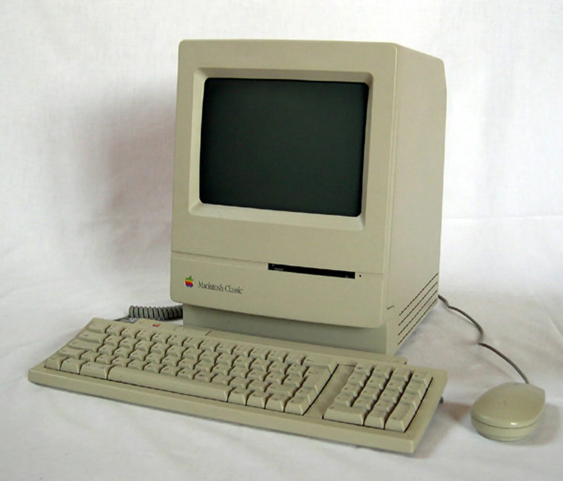Старые компьютеры видео. Макинтош 1990. macintosh компьютер 1980. apple macintosh classic. эппл компьютеры макинтош 2000.