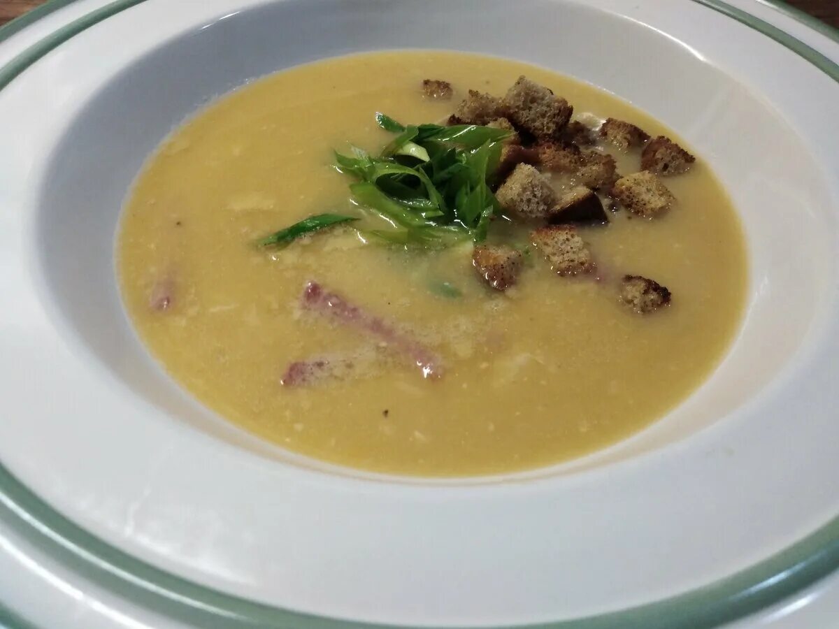 Гороховая с ребрами. Суп гороховый с копченостями и сухариками. гороховый суп с копченостями пюре. гороховый суп с копчеными ребрышками. суп пюре гороховый с копчеными ребрами.