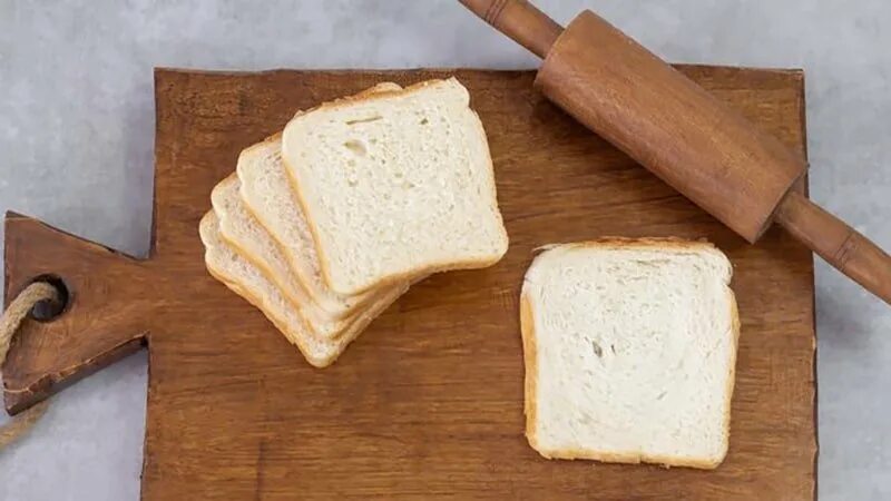 Рулетики из хлеба для тостов. Рулеты из тостового хлеба. Рулетики с тостовым хлебом. Сосиски в тостовом хлебе. Из тостового хлеба на сковороде