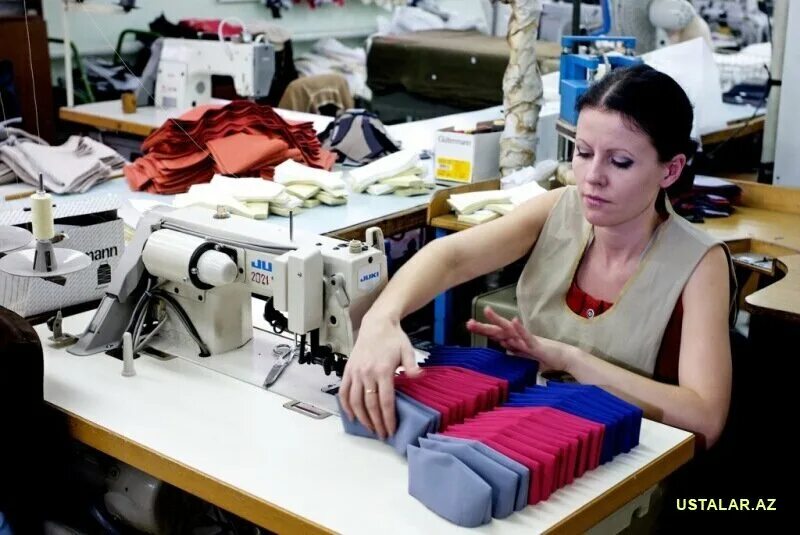 Швейный цех. Фабрика пошива одежды. Швейный цех по пошиву одежды. Шитье трикотажных изделий.