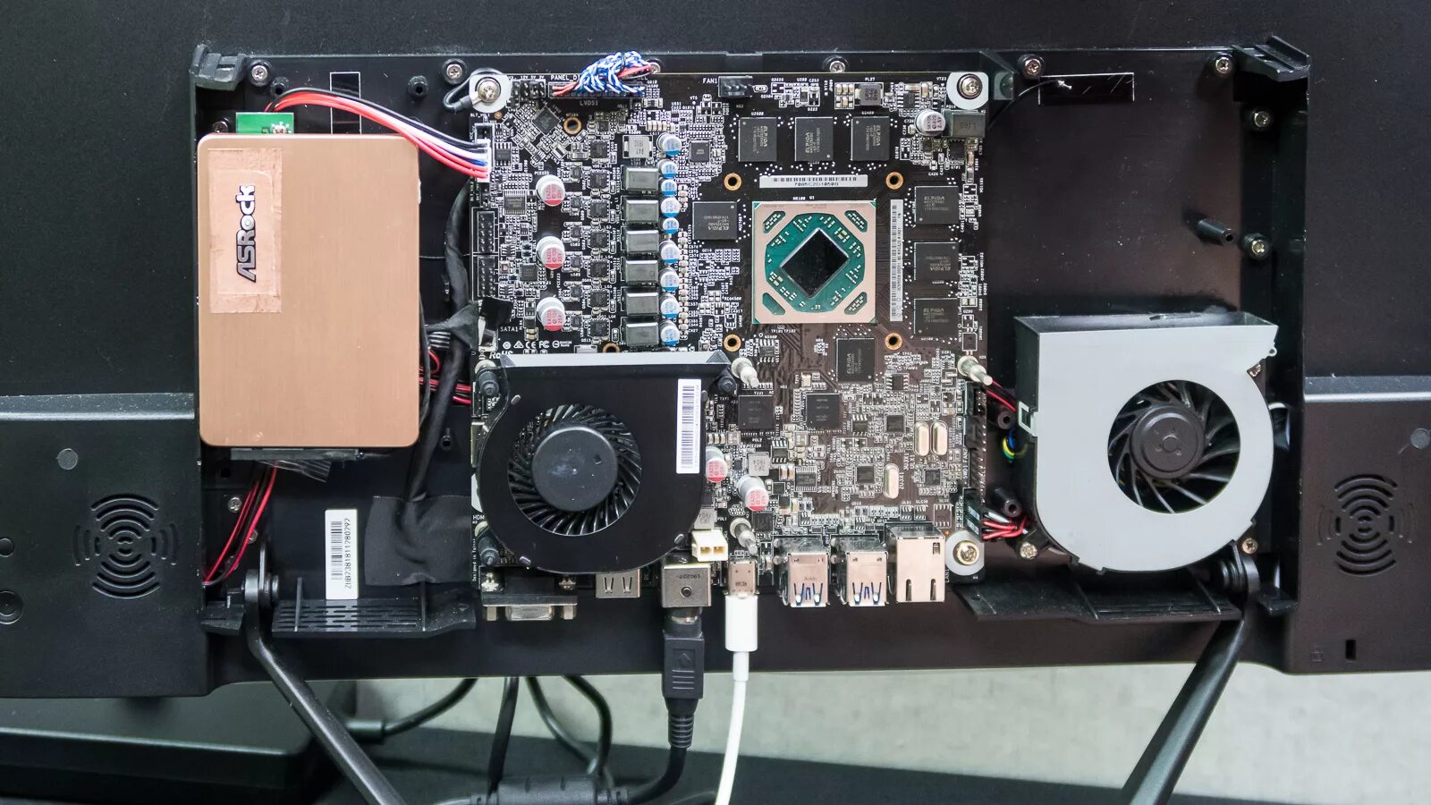 Thin itx. Aio thin mini itx моноблок. x300tm-itx. плата wibtek th110-sa mini-itx thin. itx корпус с видеокартой.