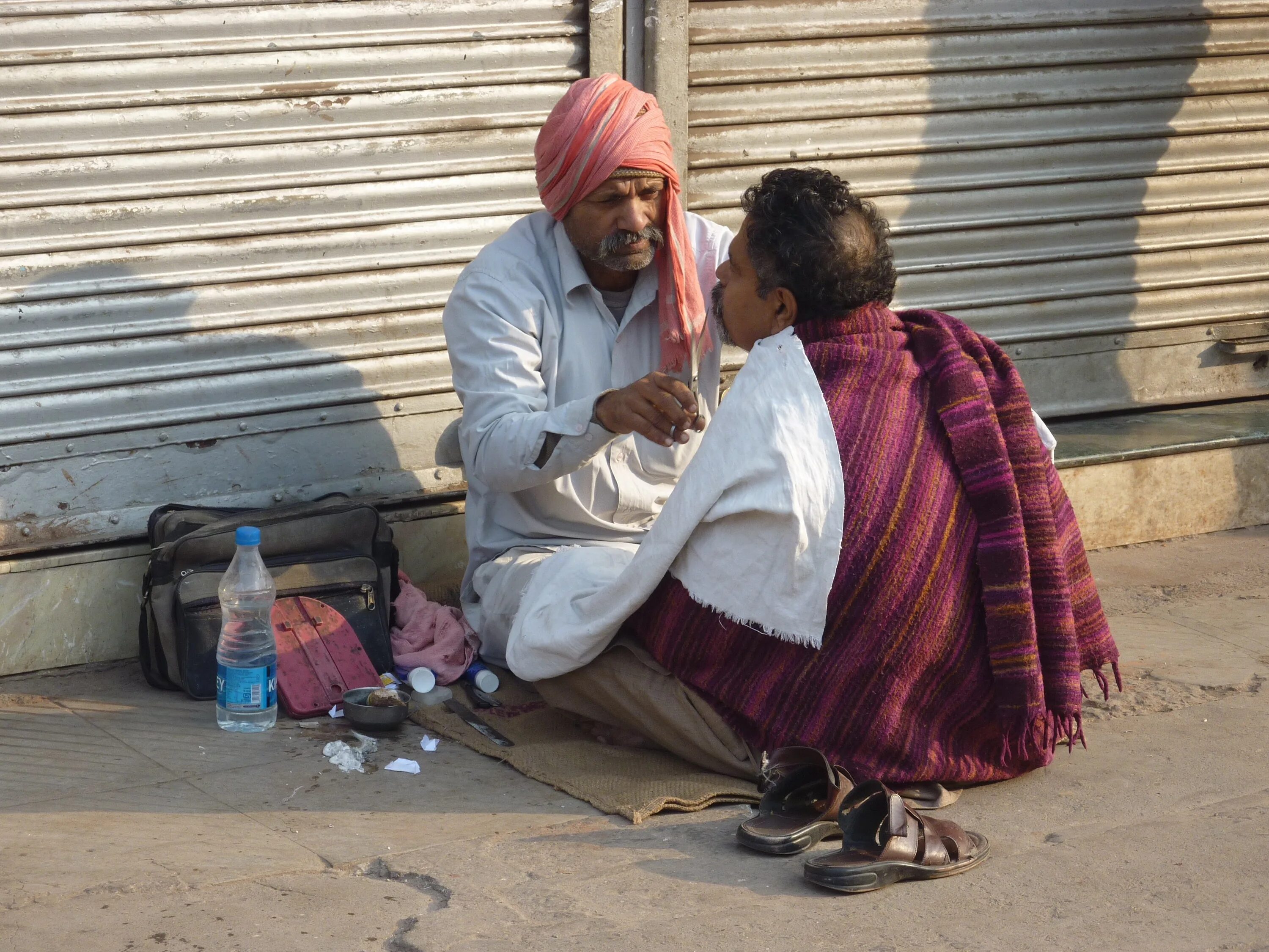 Предсказания индуса. Индия люди. Медицина в Индии уличная. Индийские парикмахеры уличные.