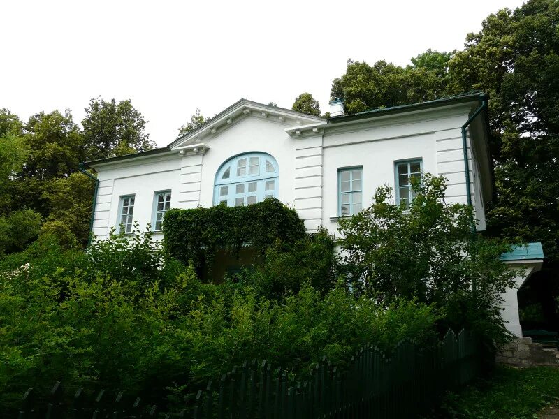 Флигель кузьминских. Флигель кузминских в ясной поляне. Ясная поляна флигель кузьминских фото. Усадьба кузьминки господский дом. Толстой ясная поляна флигель кузьминских.