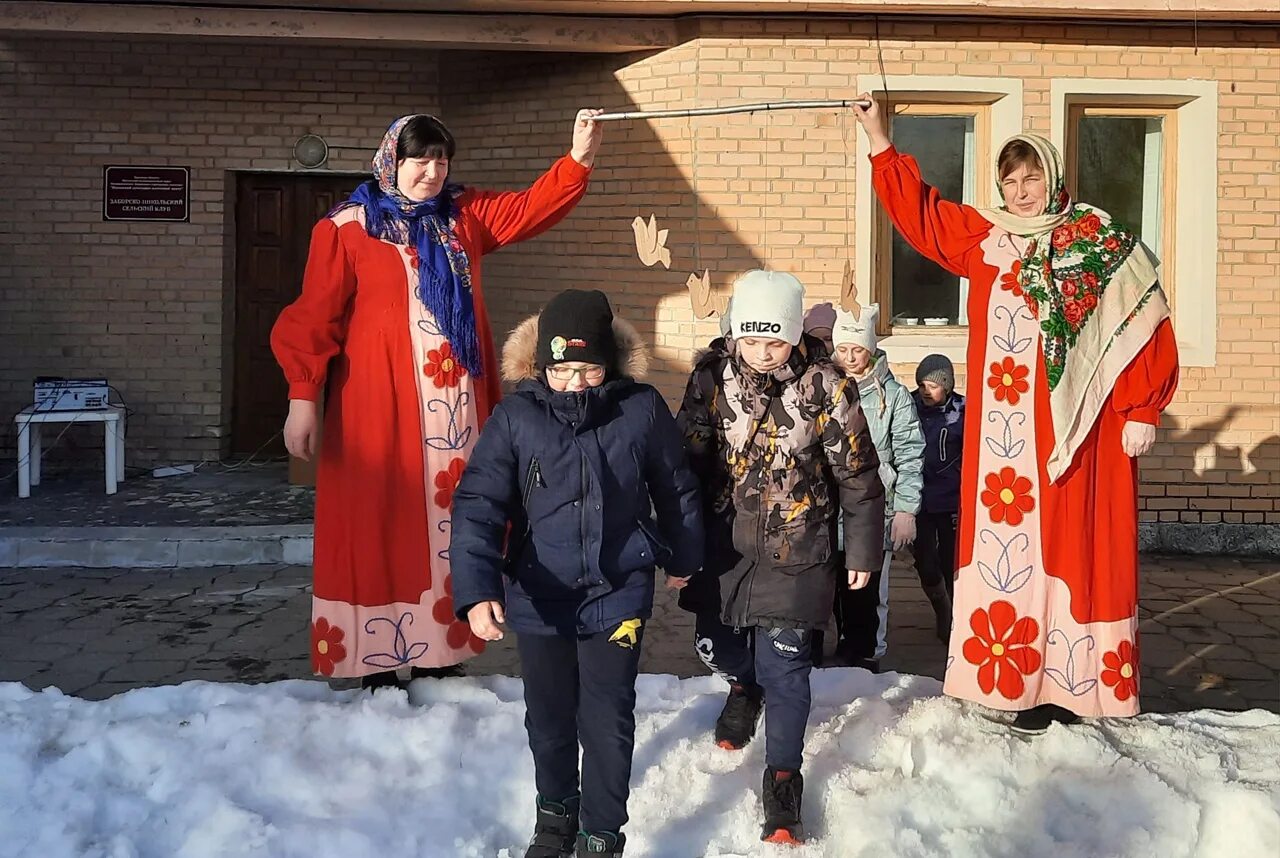 Какого числа праздник сороки в 2024. Зимние праздники. Фотография зимнего праздника. Дети закликают весну. Фольклорный праздник сороки.