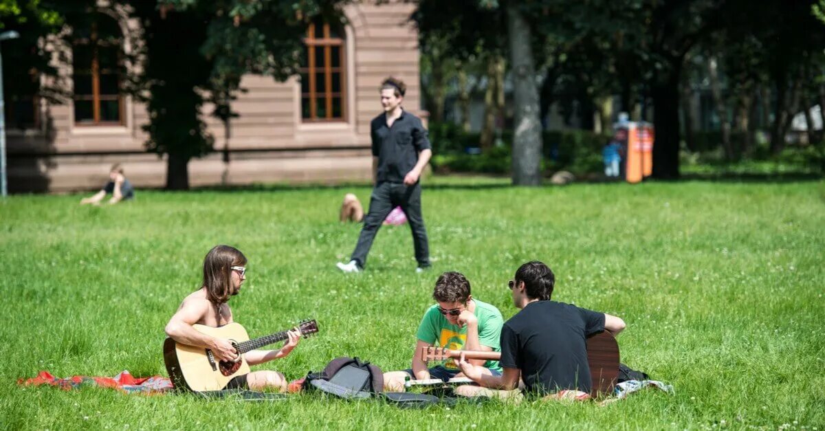 Student park. Студенты в парке. Люди играют в парке. Люди играют на улице. Веселятся в парке летом.