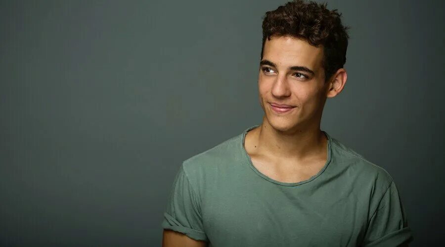 Мигель эрран девушка. Мигель эрран жена. Анибаль кортес. Мигель эрран. Мигель эрран жена.