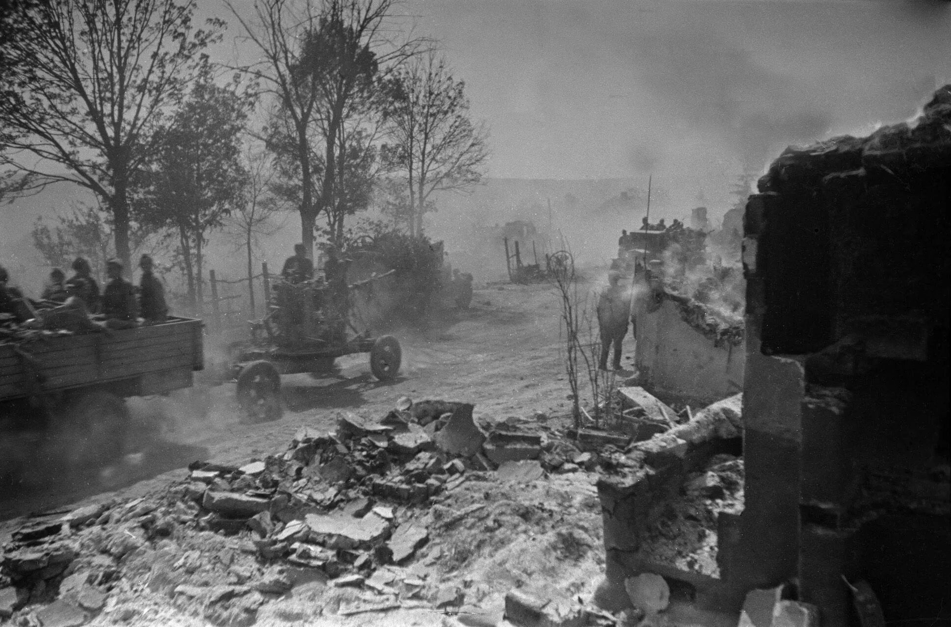 Разрушенный орел. Освобождение Белгорода 1943. Оккупированный Белгород 1943.