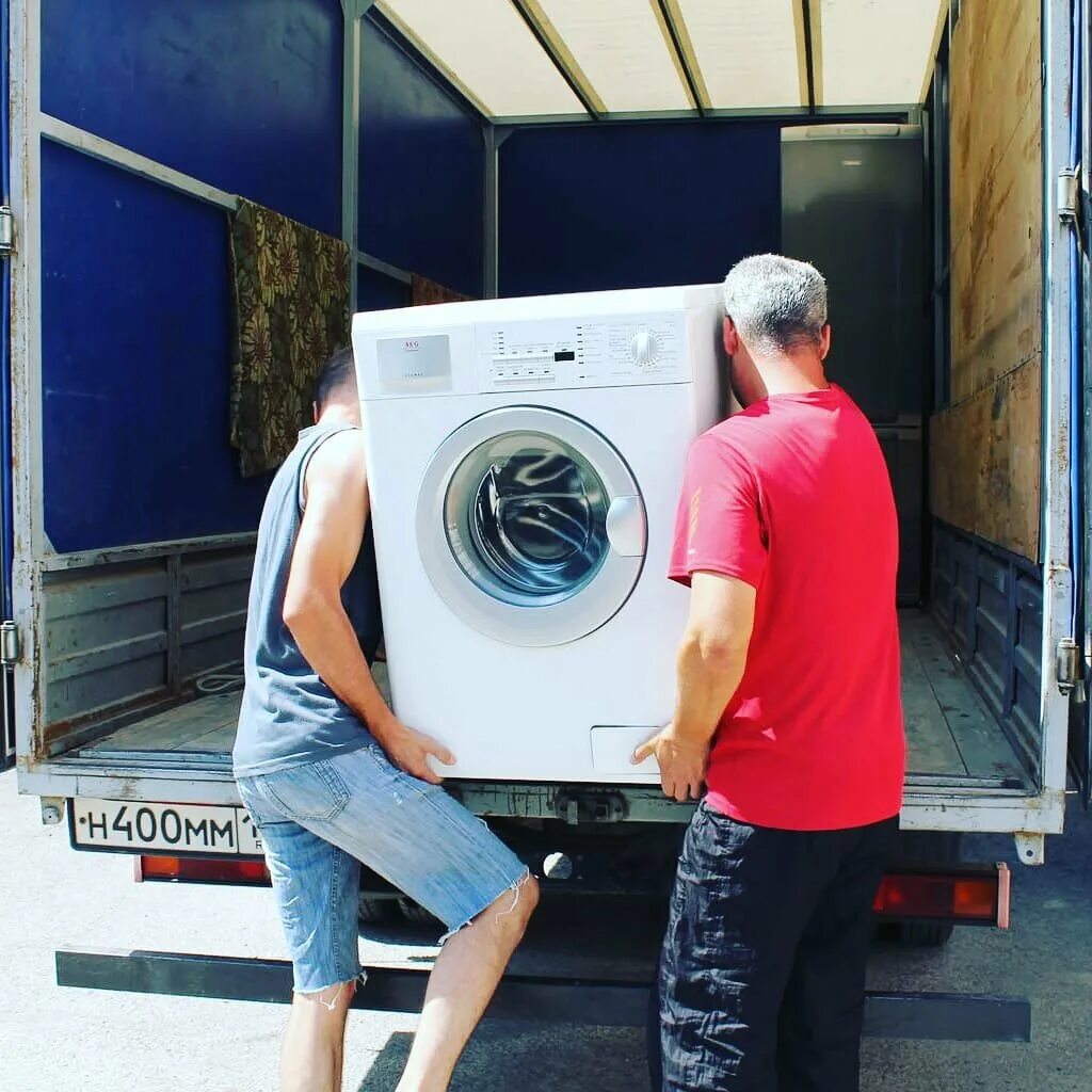 бесплатный вывоз стиральных. бесплатный вывоз стиральных. утилизация стиральных машин машин. грузят холодильник. вывоз и утилизация старой бытовой техники.