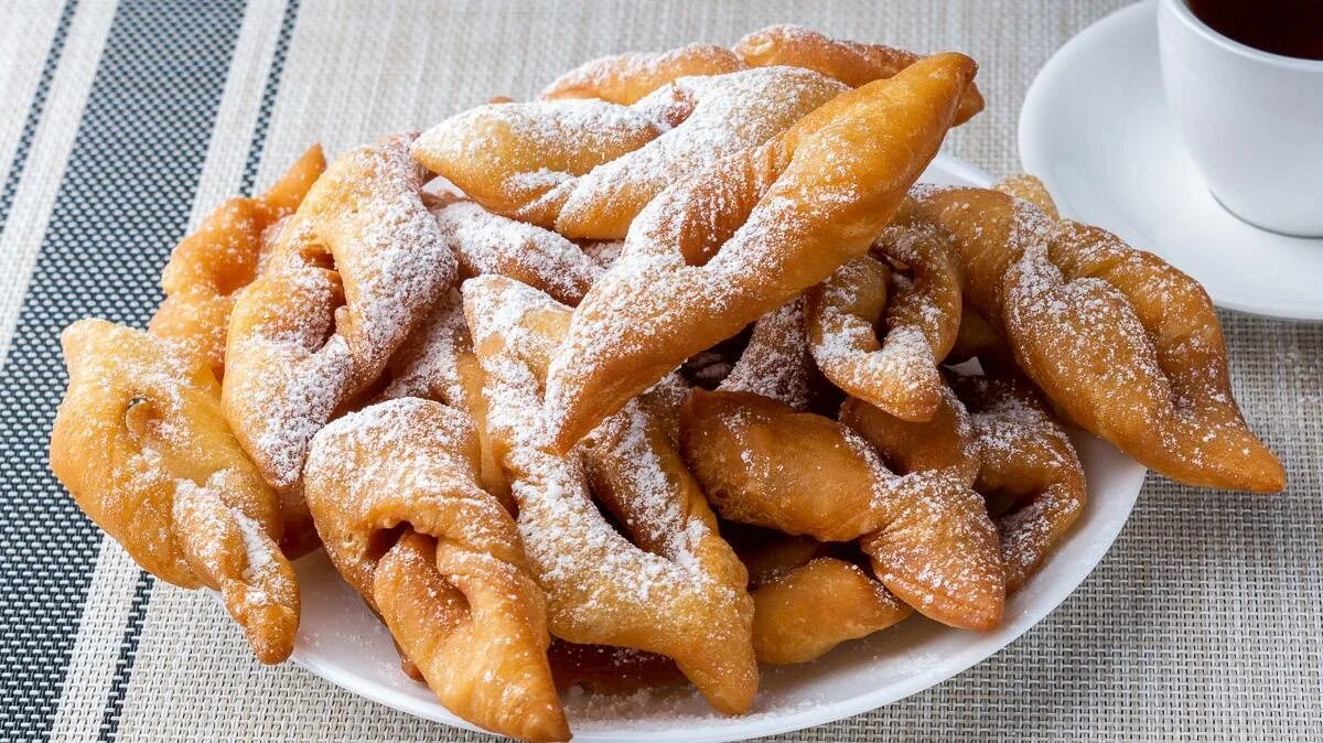 Рецепт вергунов на кефире пышные. Рецепт вергунов на кефире пышные. Рецепт вергунов на кефире пышные. Вергуны полтавские пышные. Тесто на вергуны на кефире.